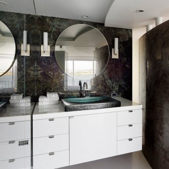 Μαύρο διακοσμητικό γύψο στη διακόσμηση του μπάνιου