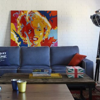 Μπλε και κόκκινο accents στο σαλόνι