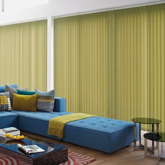 Μπλε μεγάλος καναπές και κουρτίνες ελιάς στο σαλόνι