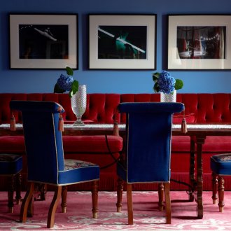 Κόκκινη και μπλε τραπεζαρία