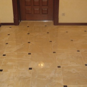 Φωτιστικό δαπέδου στο διάδρομο