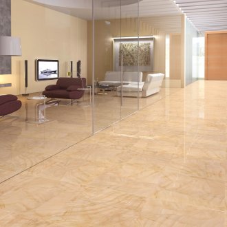 Λευκές πόρτες στο διάδρομο