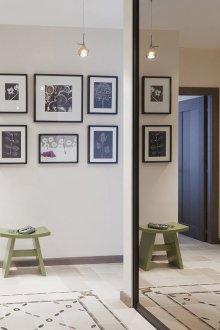 Ανοιχτό κεραμικό πλακάκι με και χωρίς σχέδιο στο διάδρομο