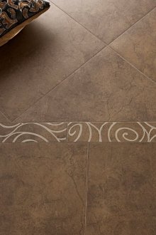 Κεραμικό πλακάκι στο διάδρομο