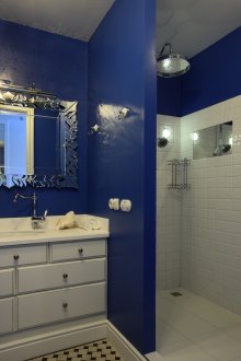 Ματ μπλε ζωγραφισμένους τοίχους στο μπάνιο