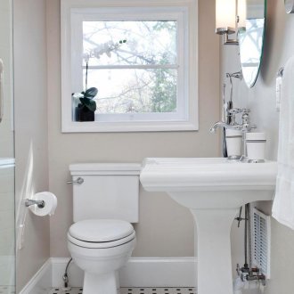 Μπεζ ζωγραφισμένοι τοίχοι στο μπάνιο