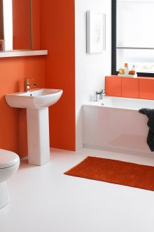 Πορτοκαλί ζωγραφισμένους τοίχους στο μπάνιο