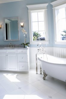 Μπλε ζωγραφισμένοι τοίχοι στο μπάνιο