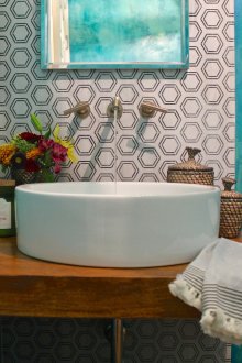 Τούρκουα ζωγραφισμένα τοίχους στο μπάνιο