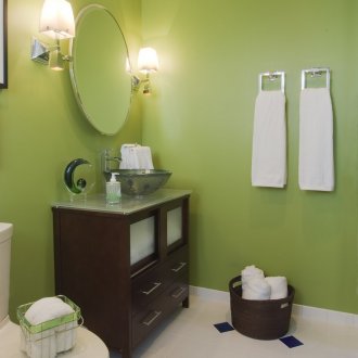 Ανοιχτό πράσινο βαμμένο τοίχο στο εσωτερικό του μπάνιου