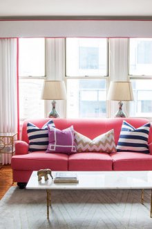 Ροζ καναπέ στο σαλόνι με το στυλ Art Deco