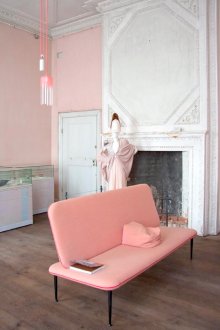 Ροζ καρέκλα στο εσωτερικό