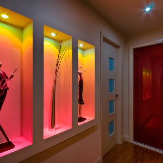 Νύχια γυψοσανίδας με όμορφο φωτισμό στο διάδρομο