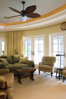 Κάτω από την κουρτίνα στο σαλόνι