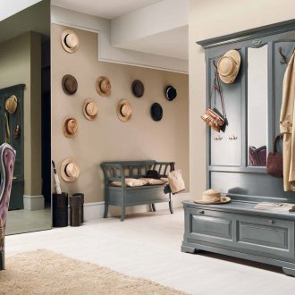 Ξύλινο πάγκο στο διάδρομο