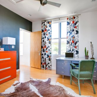 Πορτοκαλί συρτάρια στο γραφείο