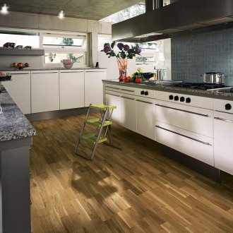 Σκούρο καφέ laminate στην κουζίνα