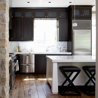 Ξύλινο πάτωμα στο σχεδιασμό της κουζίνας