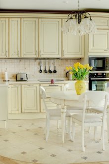 Συνδυασμένο δάπεδο σε κλασική κουζίνα