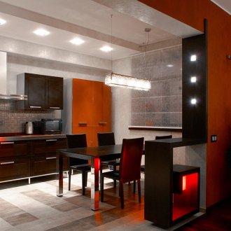 Πλακάκια διαφορετικών χρωμάτων στην κουζίνα