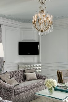 Κομψό σαλόνι με δύο παράθυρα σε διαφορετικούς τοίχους