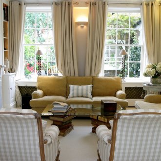 Καθιστικό με τζάκι με δύο παράθυρα