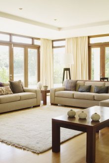 Η επιλογή της τοποθέτησης επίπλων σε ένα καθιστικό με δύο παράθυρα