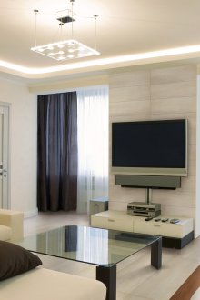 Καφέ και λευκό καθιστικό με δύο παράθυρα