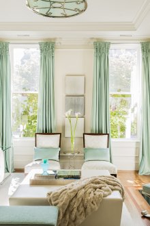 Ανοιχτό πράσινο κουρτίνες στο σαλόνι με δύο παράθυρα