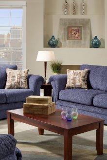 Καθιστικό με δύο παράθυρα χωρίς κουρτίνες