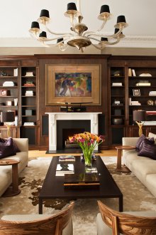 Καθιστικό με δύο παράθυρα και καφέ κουρτίνες με μοτίβο