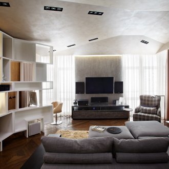 Προβολείς σε ένα καθιστικό με δύο παράθυρα