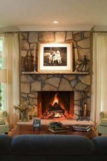 Τζάκι ανάμεσα σε δύο παράθυρα στο σαλόνι