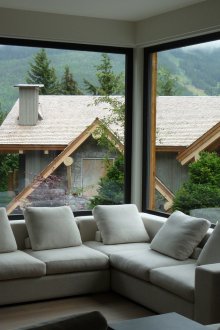 Καθιστικό με δύο μεγάλα παράθυρα