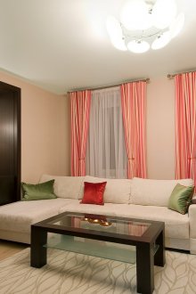 Μεγάλος πολυέλαιος στο σαλόνι με δύο παράθυρα