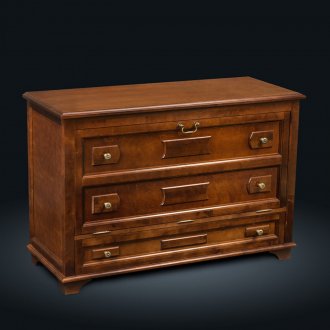 Καφέ ξύλινο ράφι παπουτσιών στο διάδρομο