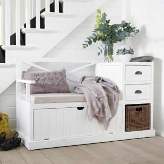 Λευκό ξύλινο ράφι παπουτσιών στο διάδρομο