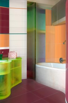 Πολύχρωμο εσωτερικό μπάνιο