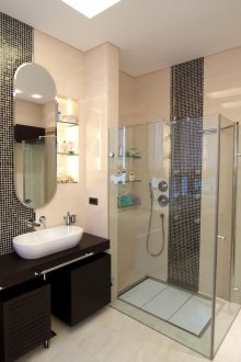 Ντους χωρίς αφρό με χωρίσματα από γυαλί στο μπάνιο