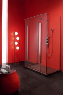 Ντους χωρίς ντους σε κόκκινη και μαύρη μπανιέρα