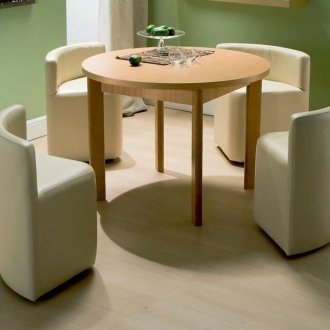 Τραπεζαρία και καρέκλες για μια μικρή κουζίνα