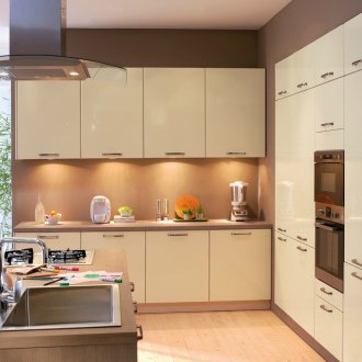 Μπεζ, γυαλιστερή σουίτα σε μοντέρνα κουζίνα