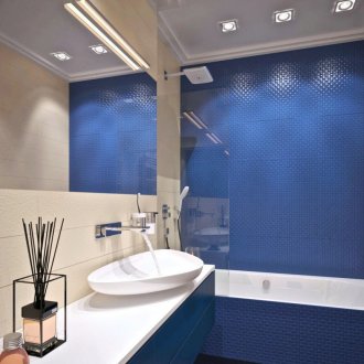 Φωτεινό σε μπεζ και μπλε μπανιέρα