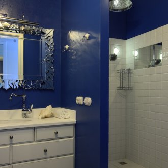 Προβολείς σε μια άσπρη και μπλε μπανιέρα