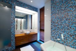 Mosaikk i blå toner på badet