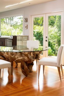 Τραπέζι από ξύλο drift και γυαλί στο εσωτερικό