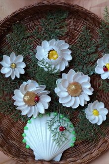 Πίνακας από ψάθινα πιάτα και κουτάλια