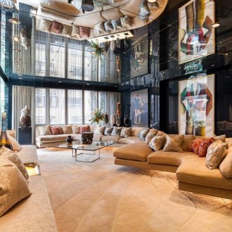 Οροφή καθρέφτη με πλακάκια στο σαλόνι