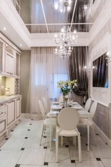 Καθρέφτης οροφής σε μια φωτεινή κουζίνα