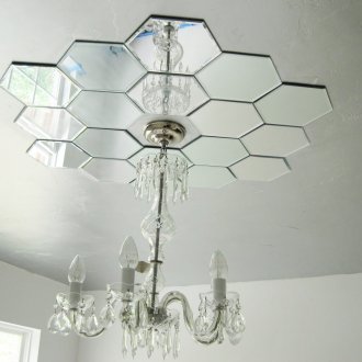 Πλακάκια καθρέφτη στην οροφή στο σαλόνι